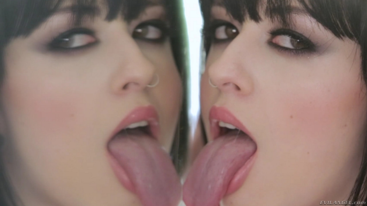 She Swallows Sperm