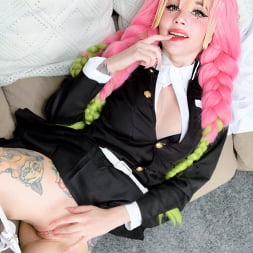 Mitsuri de demon slayer y agujeros