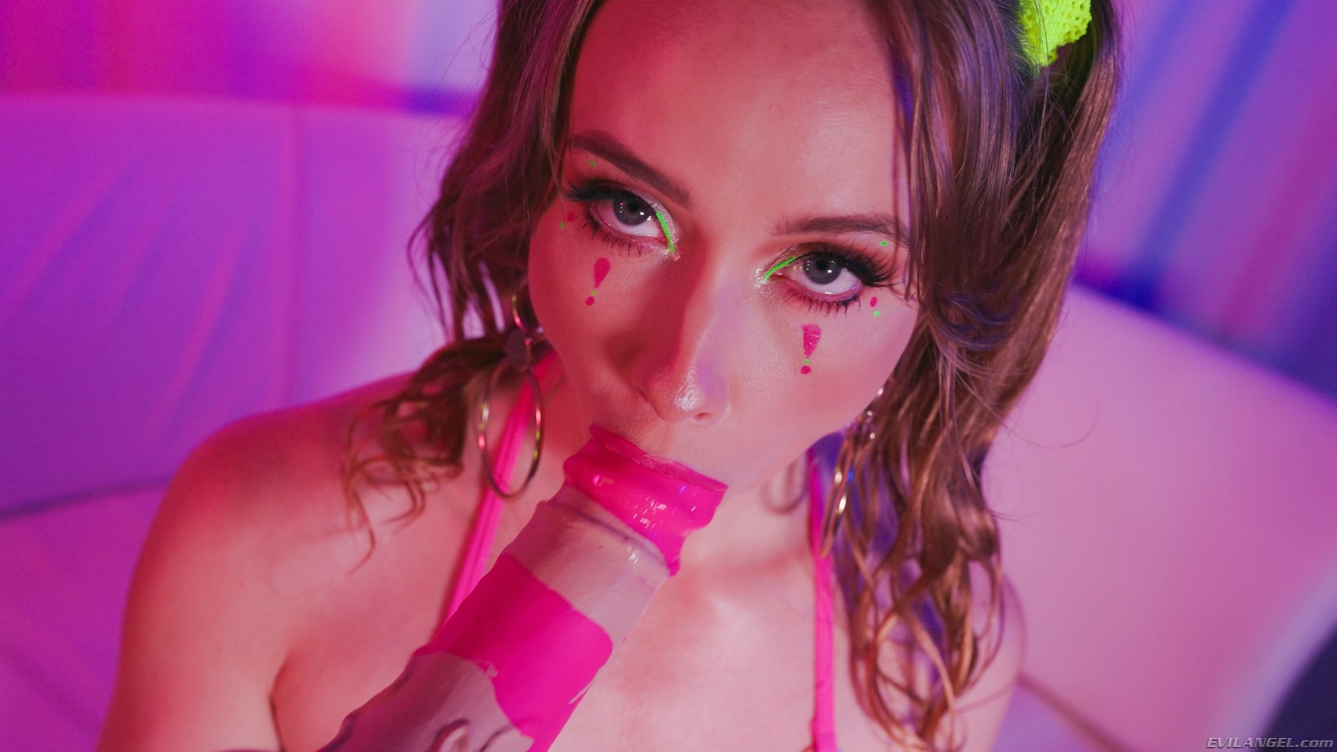 Scarlet Chase - Neon Playtime | Picture (6)