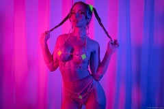 Scarlet Chase - Neon Playtime | Picture (1)